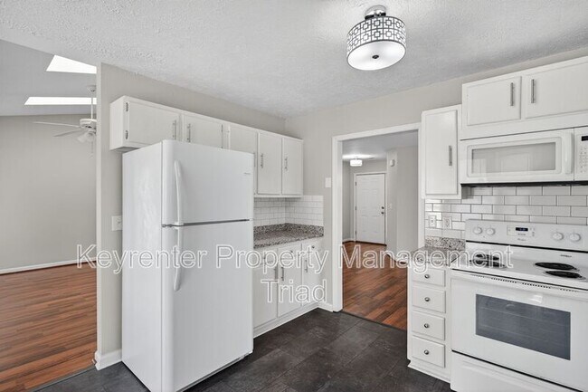 Building Photo - 701 Ashcroft Rd