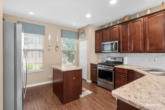 Building Photo - 263 Lakeshore Dr
