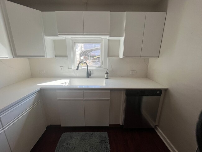 Building Photo - 3 Bedroom in Alton