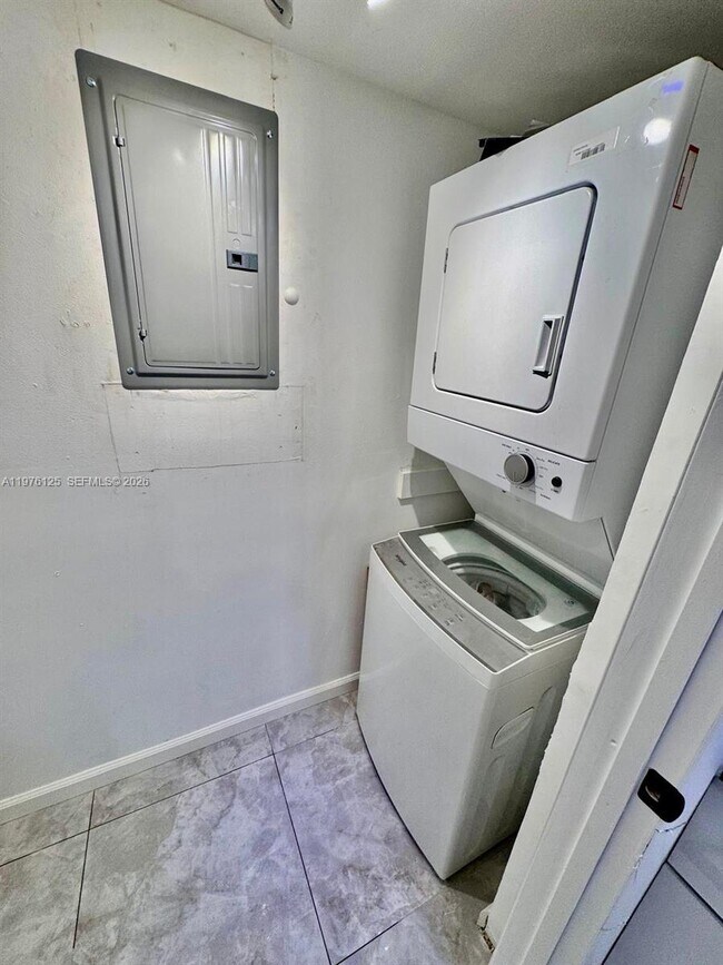 Building Photo - 747 SE 1st Way