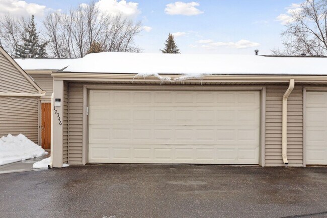 Building Photo - Lovely 4BR 2BA Townhome in Coon Rapids