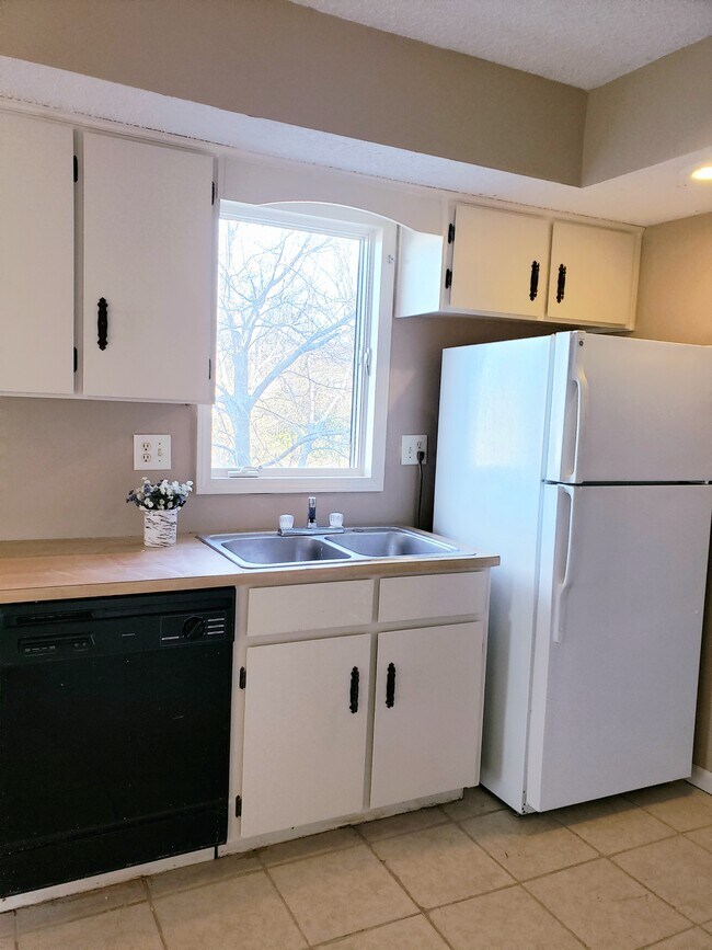 Building Photo - 8 NE 62nd Pl