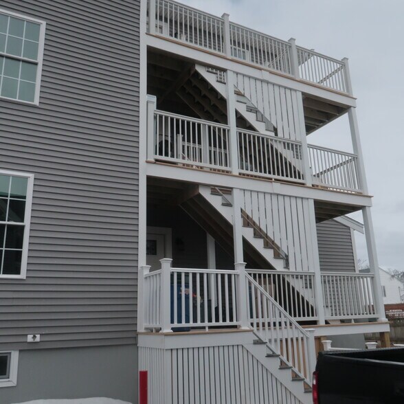 Building Photo - 32 Newhall St