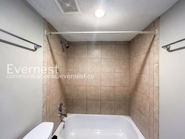Building Photo - 4 Bed / 2 Bath Modern Home / Pet-Friendly / Available Now!