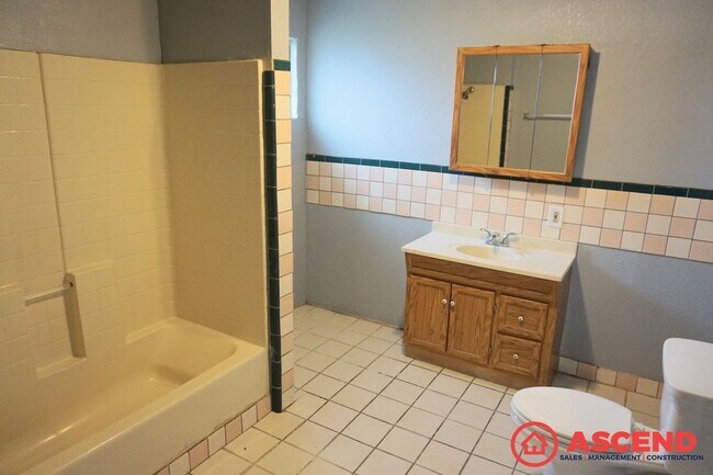 Building Photo - 312 Oswell St