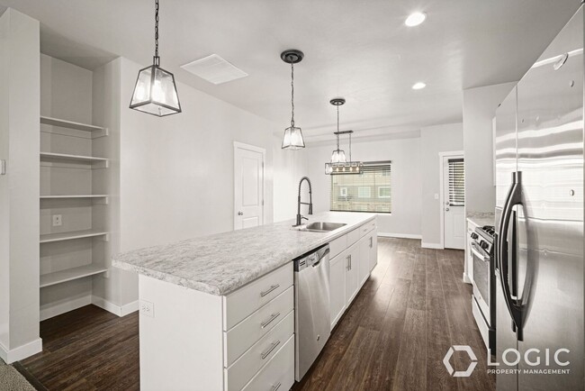Building Photo - 1733 W 10 S