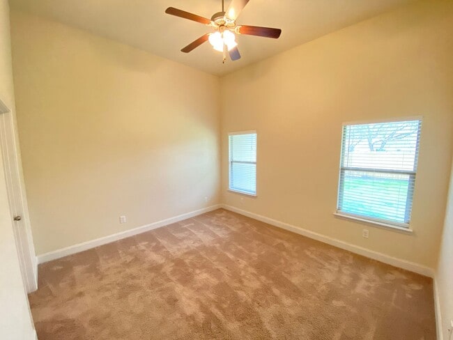 Building Photo - Walk to Historic Gruene / Fridge Included/ Gas Cooking / Fenced in Yard / CISD