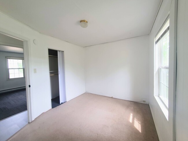 Building Photo - quaint home close to post