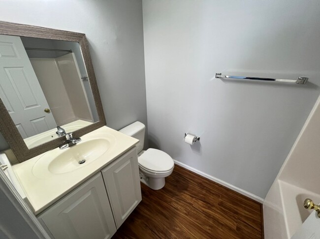 Building Photo - Cute 2 Bedroom Townhouse in Chapel Hill