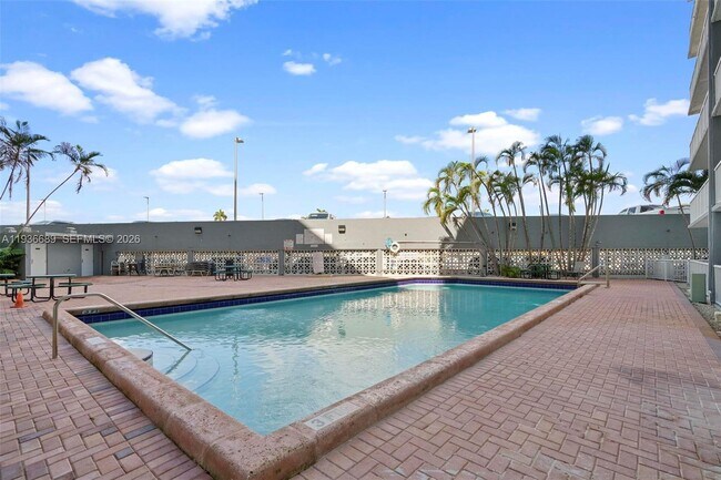 Building Photo - 1800 NW 24th Ave