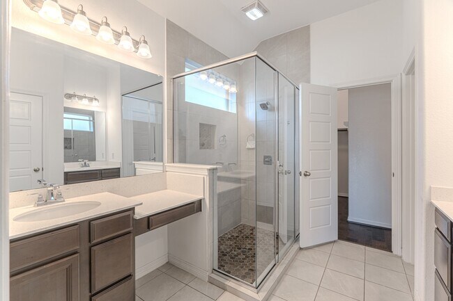 Building Photo - 3439 Cres Vista Dr