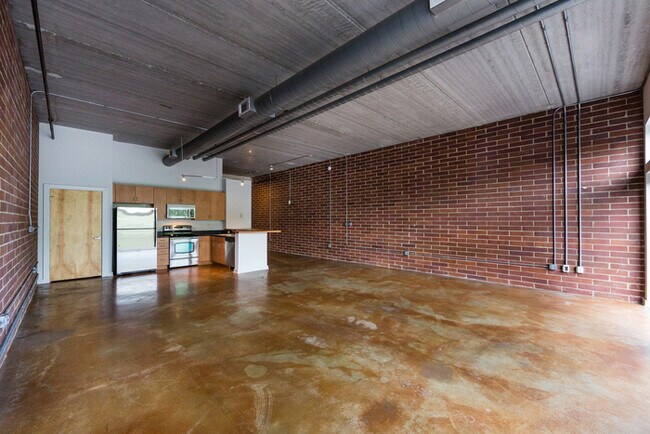 Building Photo - Amazing Industrial Studio at 626 N Graham!