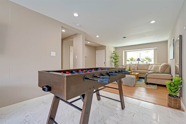 Building Photo - 5330 Hialeah Dr