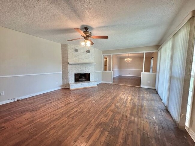 Building Photo - Available Now! Updated 3 Bed 2 Bath in Tyler!