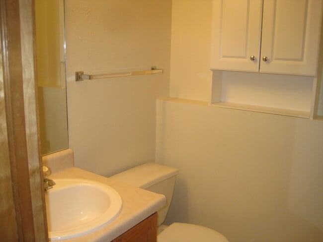 Building Photo - Near Ft Carson, 1342sf Bi-level, 3bd/2ba/2...