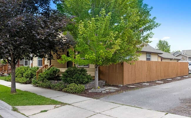 Building Photo - Gorgeous 4 Bed / 3 Bath Home on Hermione Lane!
