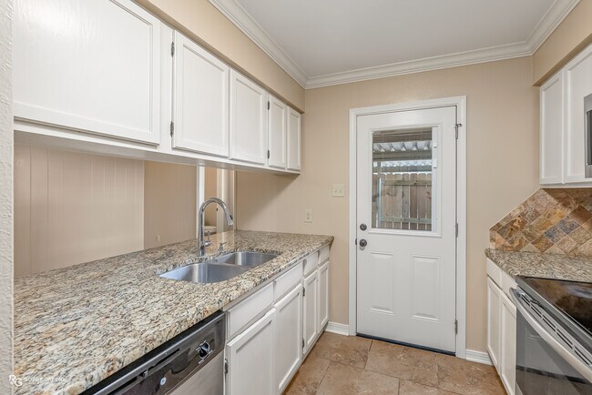 Building Photo - 10142 Carlsbad Dr