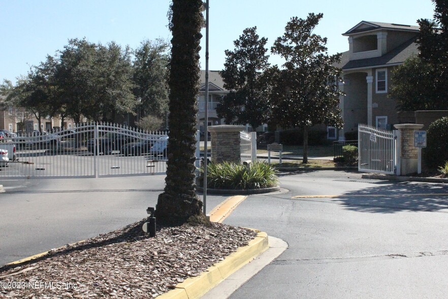 Building Photo - 7920 Merrill Rd