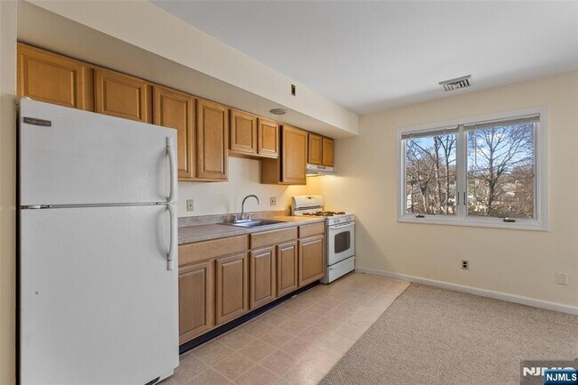 Building Photo - 146 Main St