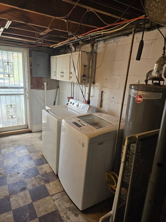 Building Photo - The Perfect 2 Bed / 1 Bath Townhouse 5 min...