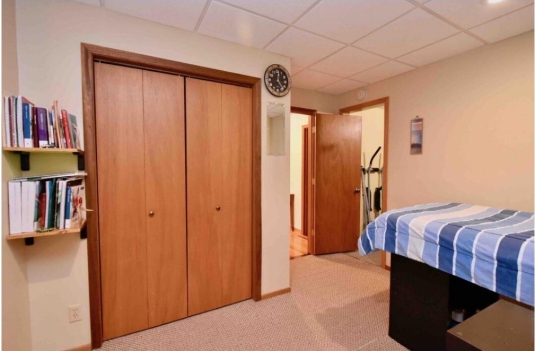 Building Photo - 915 W 5th St