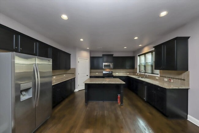 Building Photo - 6059 Cove Park Dr