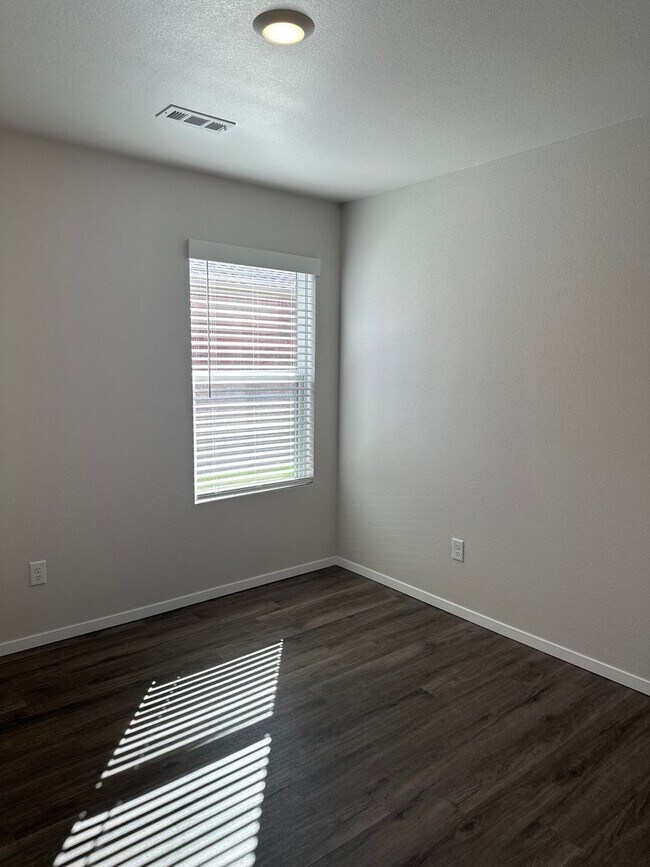 Building Photo - *Pre-leasing* Three Bedroom | Two Bath Hom...