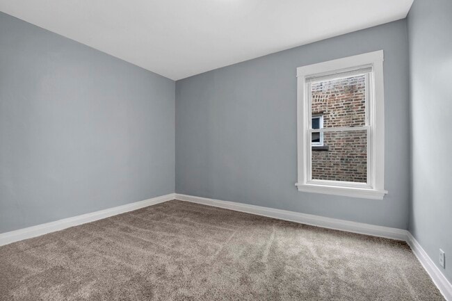 Building Photo - 5015 W Montrose Ave