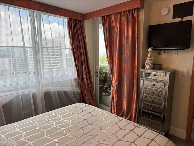 Building Photo - 6039 Collins Ave