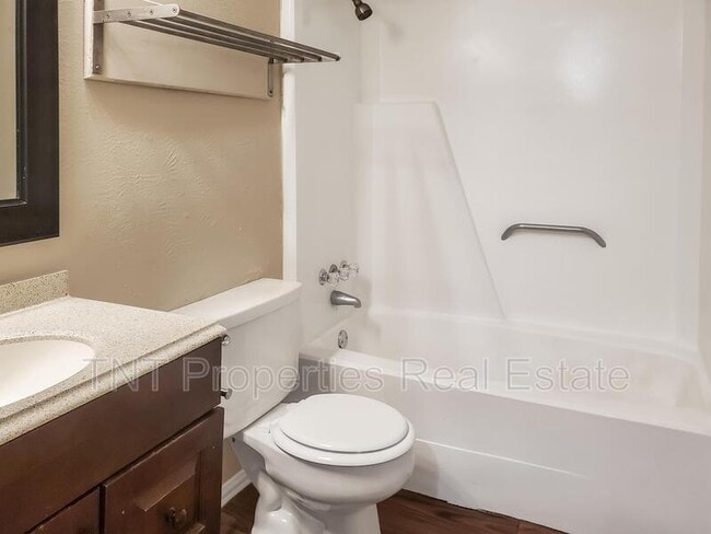 Building Photo - 302 Manuel Dr