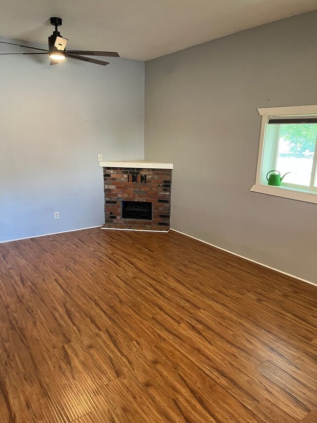 Building Photo - 3-bedroom 2 bath Corner Lot