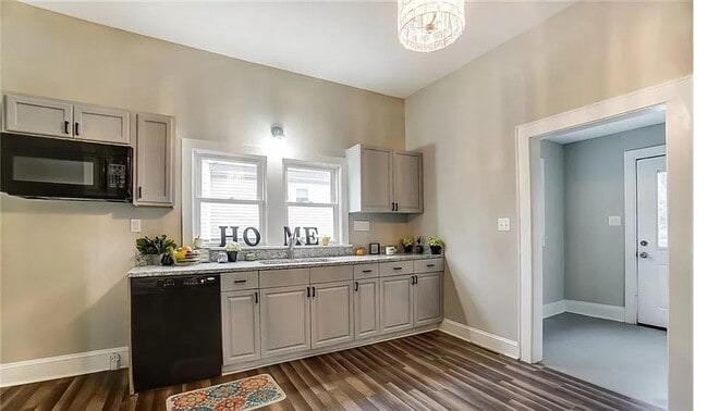 Building Photo - Welcome to this charming 3-bedroom, 2-bath...