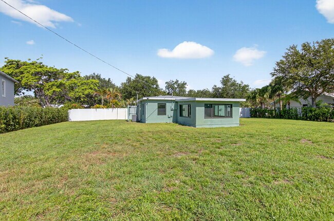 Building Photo - 3940 NW 5th Ave