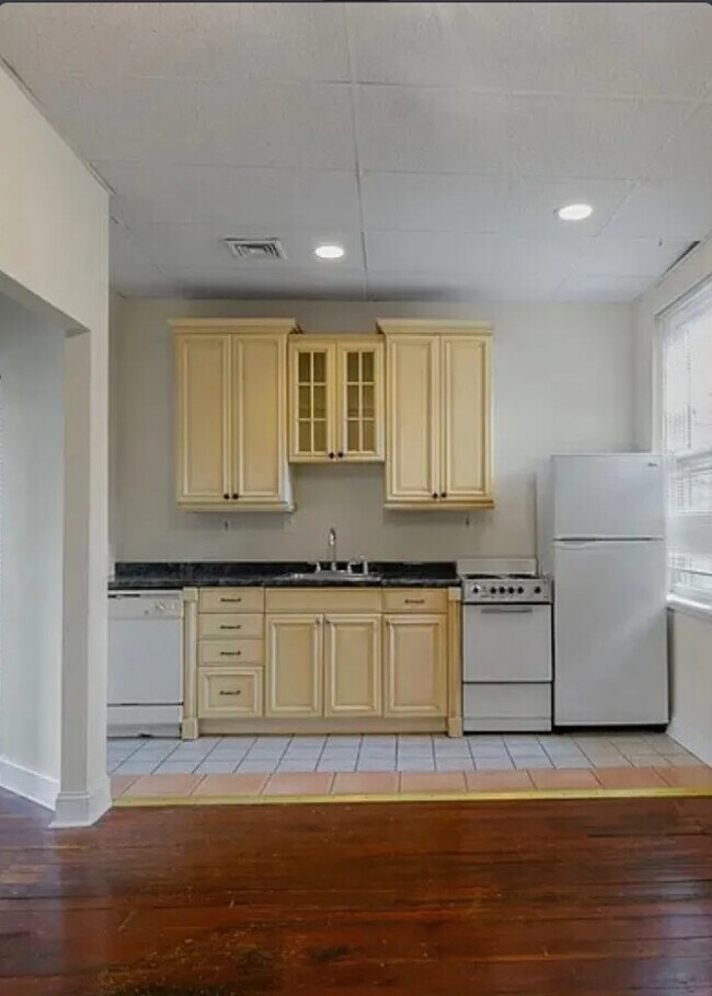 Building Photo - 450 E Girard Ave