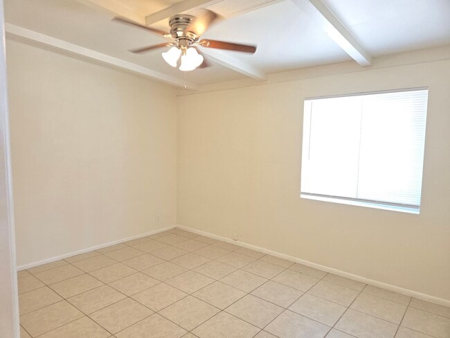 Building Photo - 2 Bed 1 Bath Spacious Apartment