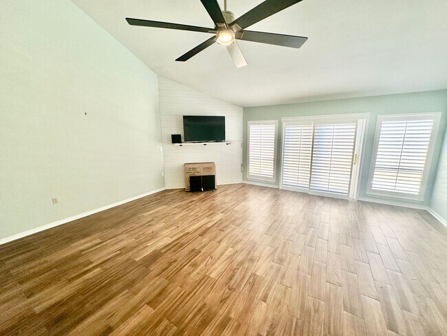 Building Photo - GORGEOUS 3 bedroom/3 bathroom/2 car garage townhome for rent in the desirable DONLABROOK GARDENS!