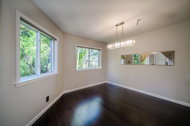 Building Photo - EPIC REA:End-Unit & Top 2 Floor (Penthouse...