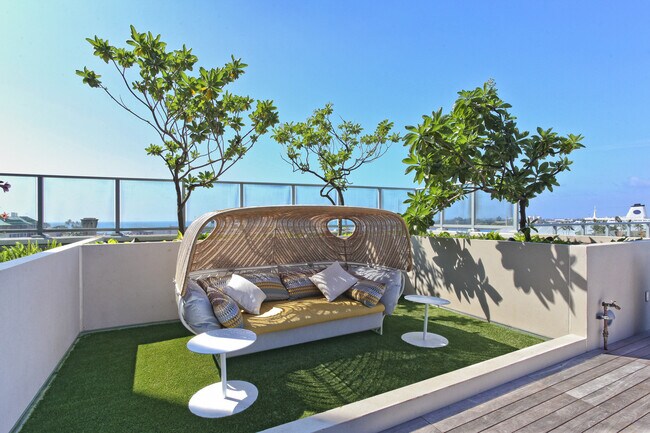 Building Photo - Live in the Heart of Kakaako!