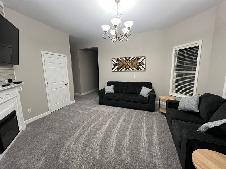 Building Photo - 320 W 4th St