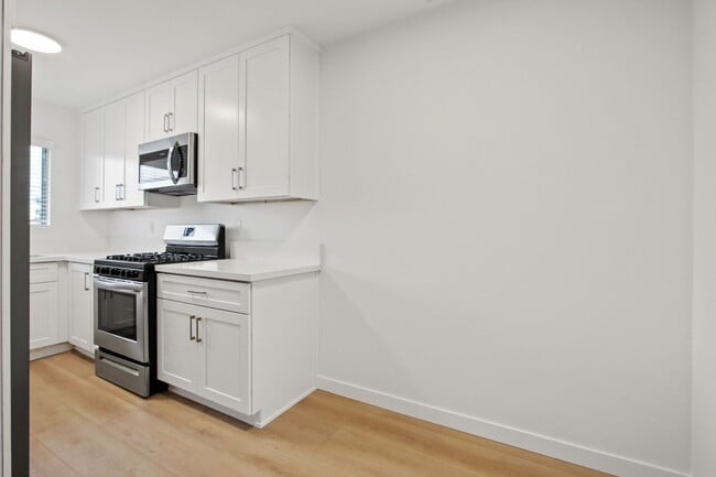 Building Photo - 422 Hill St in Santa  Monica - 4 blocks to the beach!!