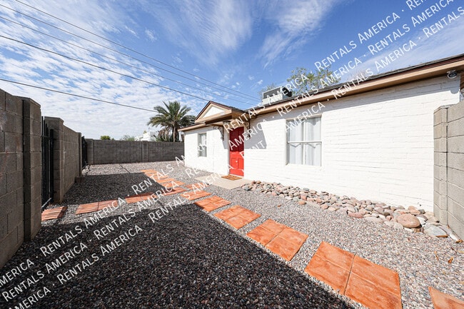 Building Photo - 2047 E Virginia Ave