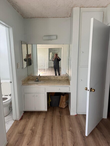 Building Photo - 6819 Variel Ave