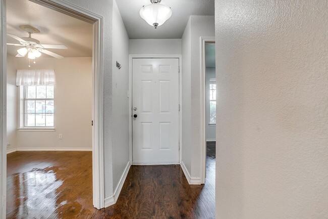 Building Photo - Cozy 3 Bed, 2 Bath Home Minutes Away from ...