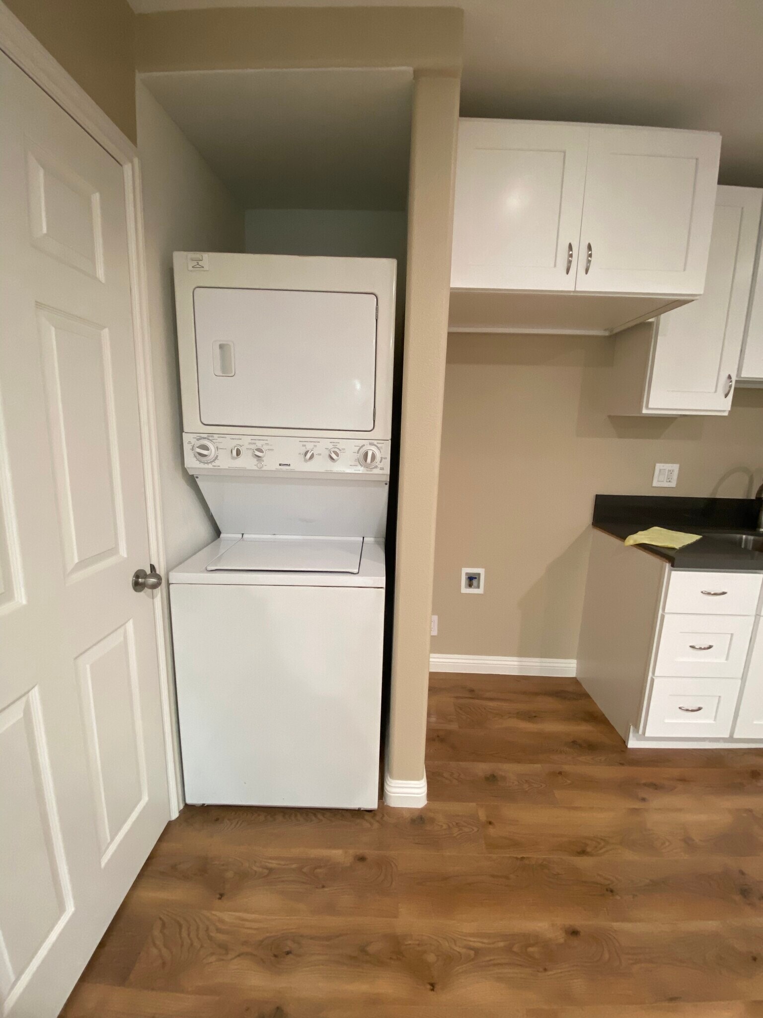Laundry in unit - 6014 Lincoln Ave