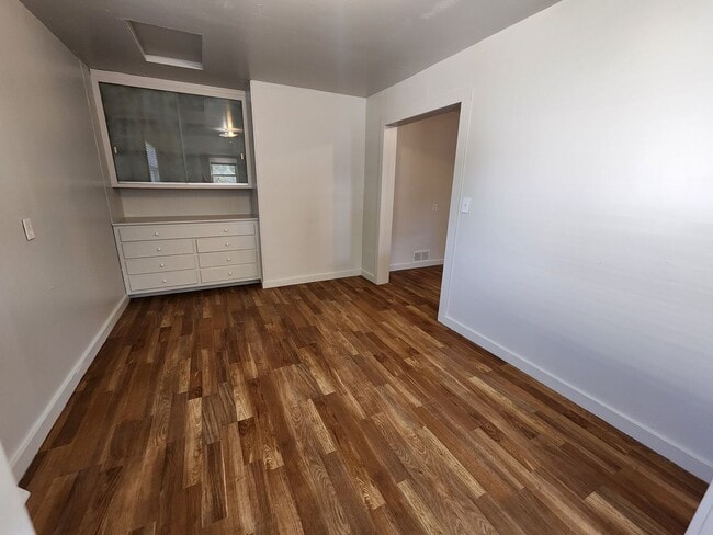 Building Photo - Charming Old-School 4-bedroom Home for Rent!
