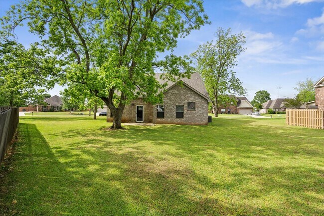 Building Photo - BROOKHAVEN BEAUTY