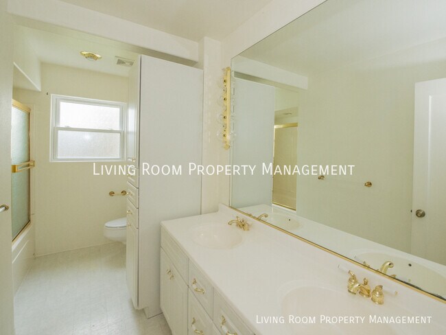 Building Photo - 3740 SE Tibbetts St