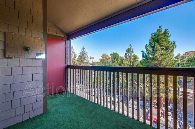 Building Photo - 49 Showers Dr