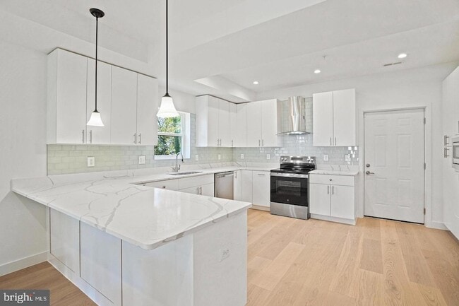 Building Photo - 4421 Kane Pl NE