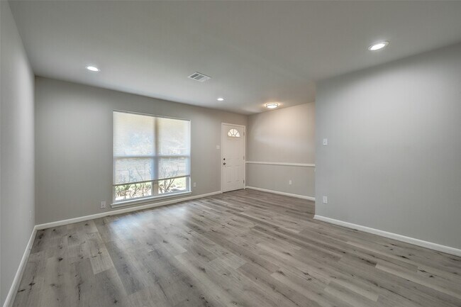 Building Photo - 5451 Loch Lomond Dr